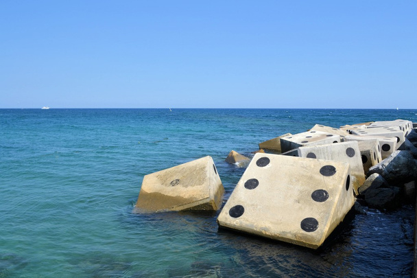 Береговая линия с бетонным волноломом в форме кубиков
 - Фото, изображение