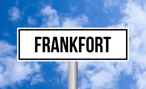 Frankfort sinal de estrada no fundo do céu nublado - Foto, Imagem