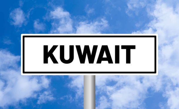 Kuwait cartello stradale su sfondo cielo - Foto, immagini