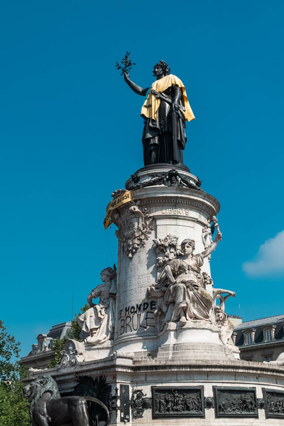 París, Francia. 25 de abril de 2022: Monumento a la Plaza de la República con cielo azul. - Foto, Imagen