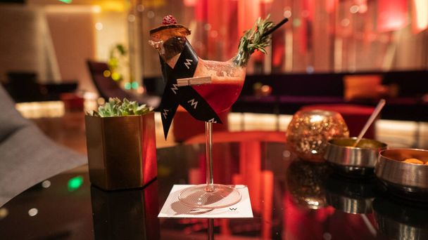Cocktaildrank op nachtclub tafel. Hoge kwaliteit foto - Foto, afbeelding