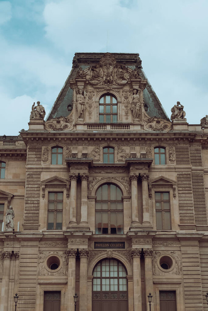 Pariisiin, Ranskaan. 22. huhtikuuta 2022: Louvren museo ja Louvren palatsi. - Valokuva, kuva