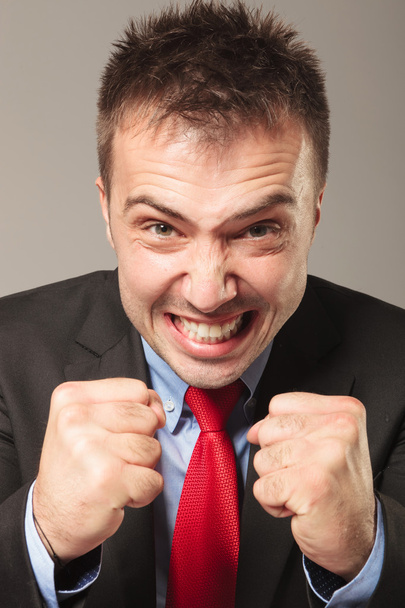 Homme d'affaires furieux faisant un visage en colère
 - Photo, image
