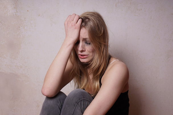 jovem mulher manchada de lágrimas
 - Foto, Imagem