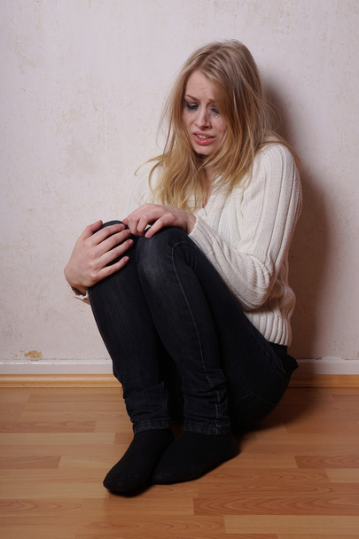 Mujer joven llorando
 - Foto, Imagen