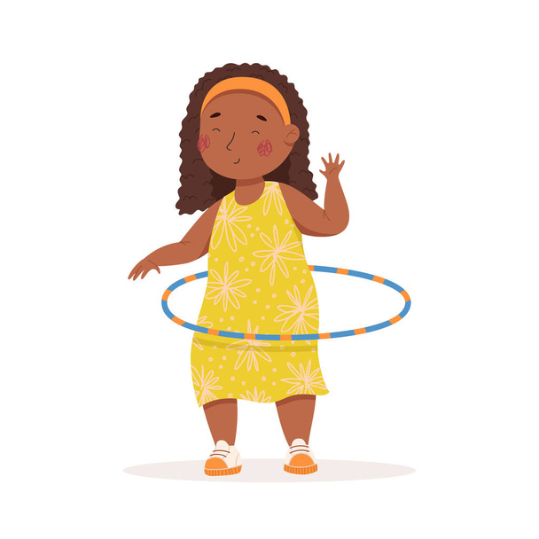 Linda niña de piel negra girando un aro hula. Ilustración vectorial. Actividades de verano. Niños jugando afuera. Un personaje gracioso. Aislado sobre un fondo blanco - Vector, imagen
