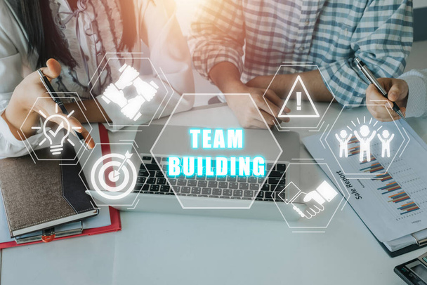 Teambuilding concept, Business teammedewerker aan het werk met teambuilding icoon op virtueel scherm. - Foto, afbeelding