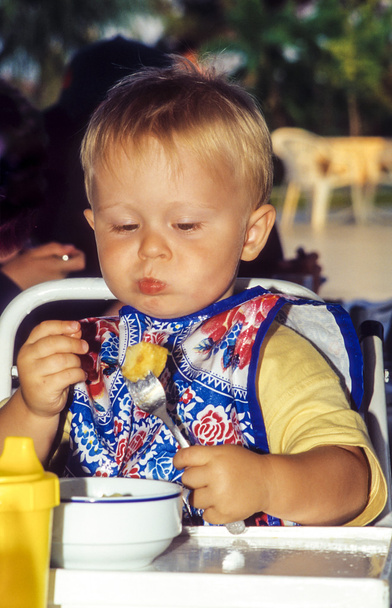 Молодий хлопчик їсть
  - Фото, зображення