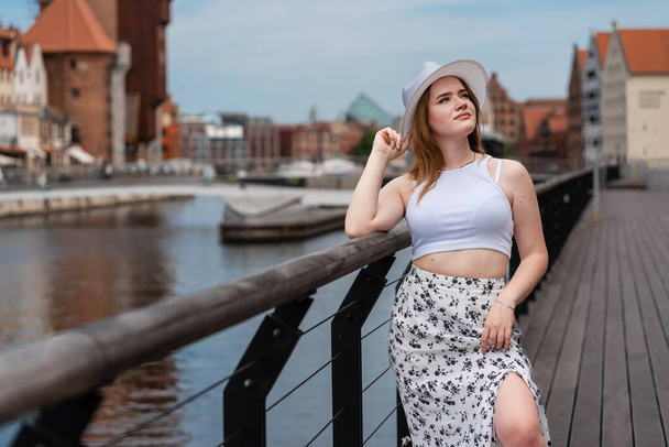lány fehér kalapban a háttérben a város Gdansk Lengyelország Európa - Fotó, kép