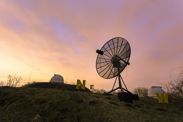 Satellitenschüssel in einem astronomischen Observatorium. - Foto, Bild