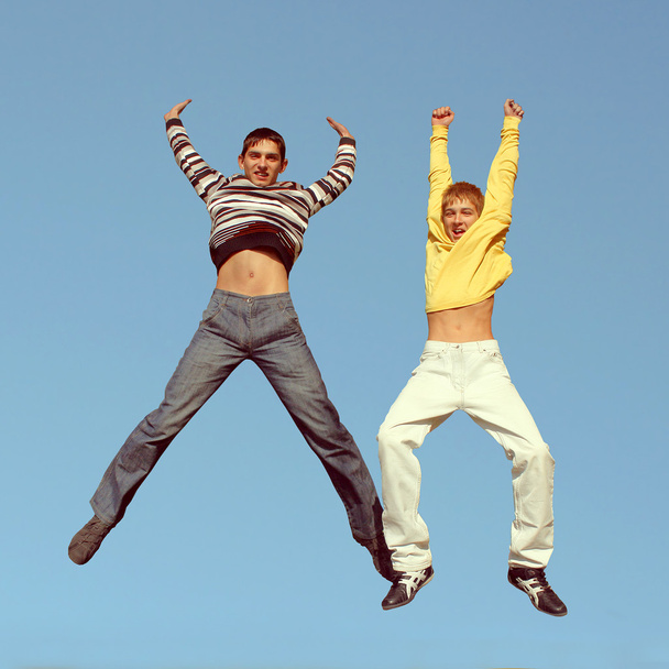 Мальчики прыгают
 - Фото, изображение