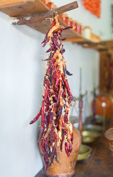Kilka suszonych czerwona papryka chili. - Zdjęcie, obraz