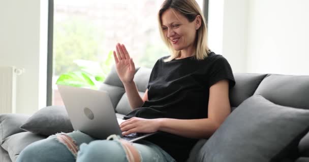 Ελεύθερος επαγγελματίας έχει online συνάντηση με τους συναδέλφους στο laptop. Γυναίκα που εργάζονται εξ αποστάσεως μιλάει για το έργο σε απευθείας σύνδεση συνάντηση με την εταιρεία αργή κίνηση - Πλάνα, βίντεο
