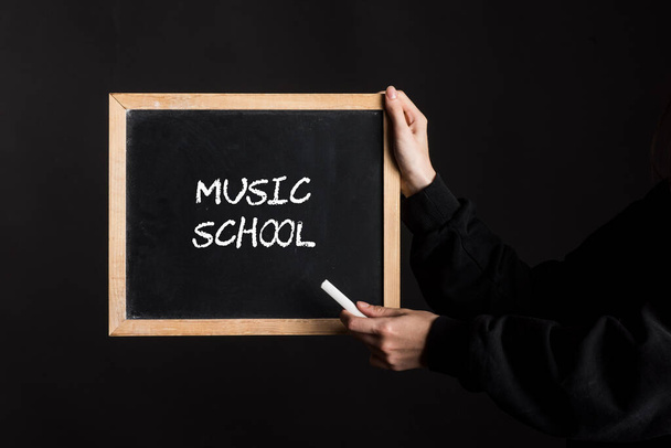 tablicę z napisem "szkoła muzyczna" - Zdjęcie, obraz