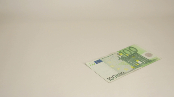 Счет в 100 евро падает
 - Кадры, видео