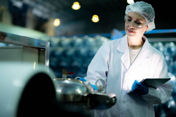 επιστήμονας εργαζόμενος ελέγχει την ποιότητα του συστήματος μηχανών αντίστροφης όσμωσης στο βιομηχανικό εργοστάσιο. Δεδομένα καταγραφής εργαζόμενων γυναικών στον πίνακα ελέγχου με πίεση μέτρησης για την ανακύκλωση φορητών εγκαταστάσεων. - Φωτογραφία, εικόνα