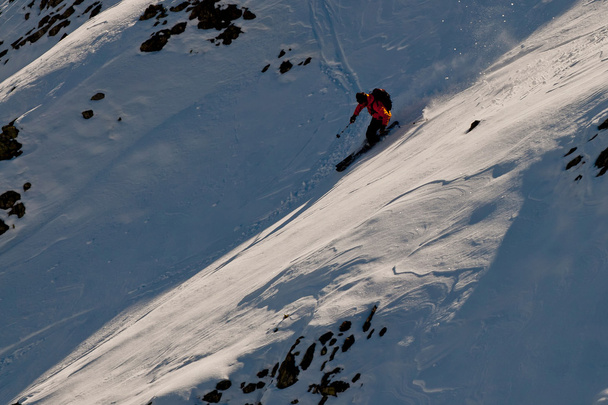 Junger Mann beim Skifahren im Kaukasus - Foto, Bild