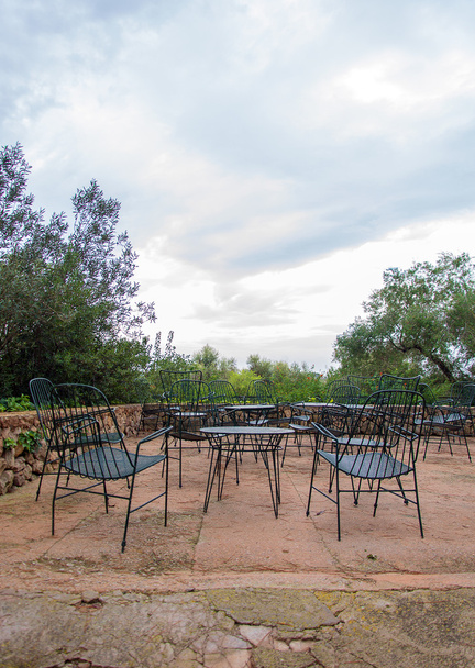 Lege café terras buitenkant met stoelen. - Foto, afbeelding