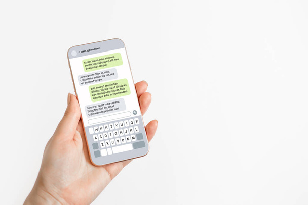 vrouwelijke hand houden telefoon met sms-berichten geïsoleerd op witte achtergrond. Een sms-berichtje. chatten met een vriend - Foto, afbeelding