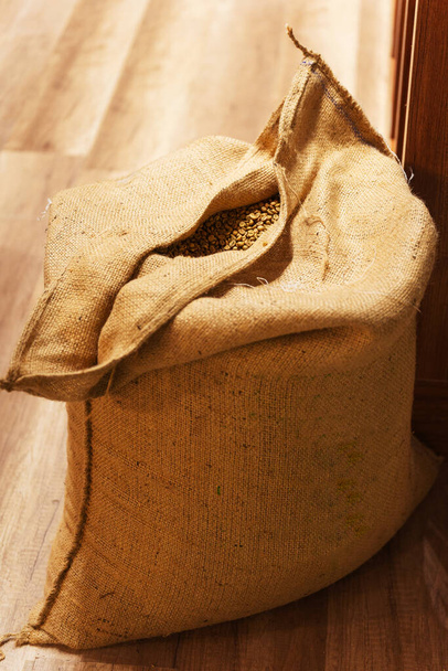 szállító táska zöld kávéhoz. vászontáska tele friss kávébabbal. táska a kávékiállításon isztambulban - Fotó, kép