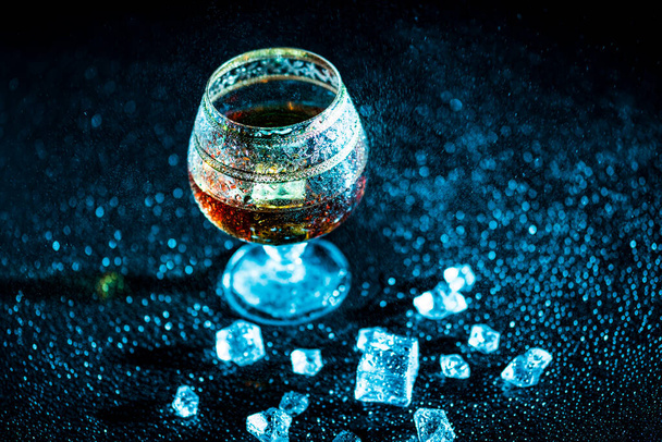 Whiskey jéggel egy fa asztalon. Alkoholtartalmú italok ésszerű fogyasztása - Fotó, kép