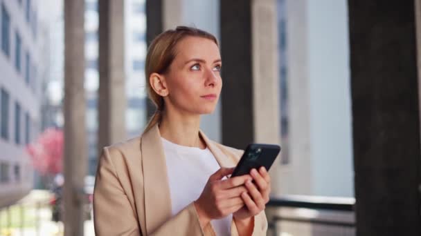 Businesswoman Holding Mobile Phone, Posting Social Media, Online Shopping - Záběry, video