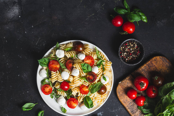 Паста з моцарелою та помідорами .Pasta caprese - Фото, зображення