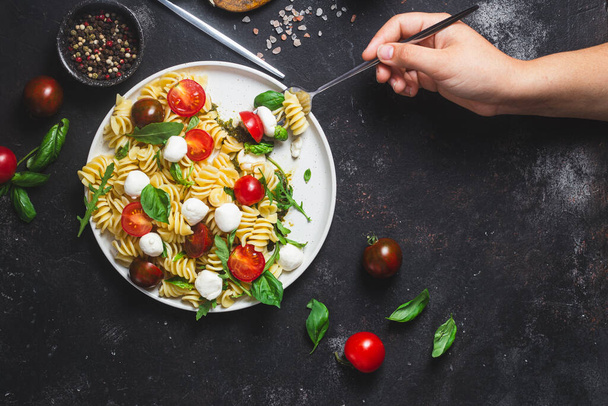 Pasta mozzarellan ja tomaattien kanssa.Pasta caprese - Valokuva, kuva