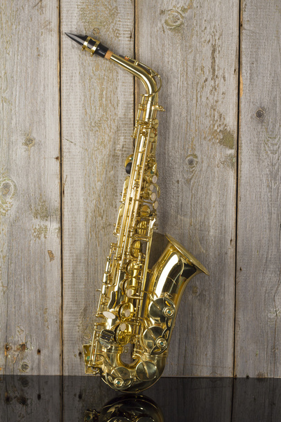 Gouden glanzende saxofoon - Foto, afbeelding