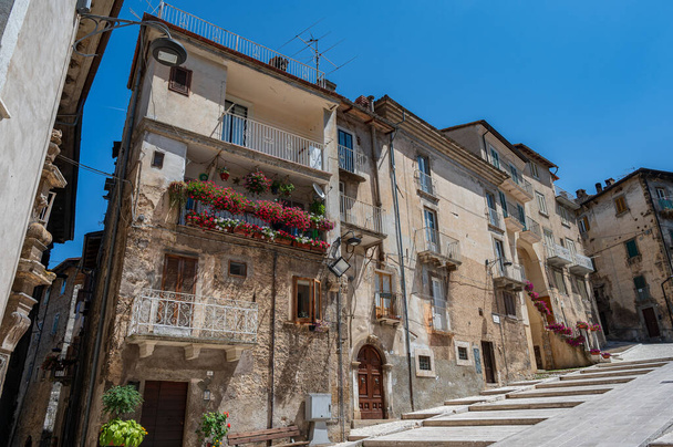 Scanno, Abruzzo. Scanno es una ciudad italiana de 1 782 habitantes situada en la provincia de L 'Aquila, en Abruzos. El área municipal, rodeada por las montañas de Marsican - Foto, imagen