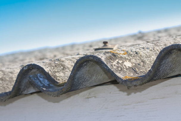 Öregített veszélyes tető előre gyártott hullámkartonból, faszerkezettel  - Fotó, kép