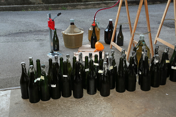 domácí, plnění červené víno do skleněných lahví - Fotografie, Obrázek