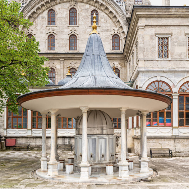 İstanbul, Beyoğlu Tophane ilçesinde yer alan Nusretiye İmparatorluk Camii Avlusundaki abdest çeşmesi  - Fotoğraf, Görsel