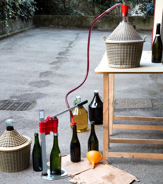 домашнее вино бутылки на заднем дворе с Carboy
 - Фото, изображение