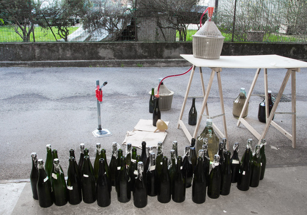 вилити вино на задньому дворі з Карбоєм
 - Фото, зображення