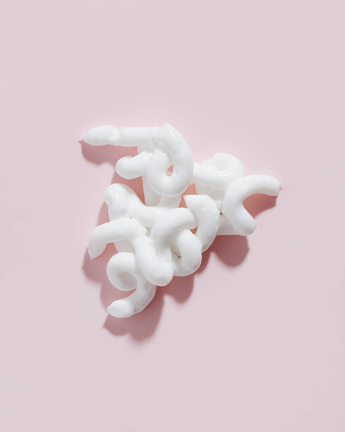 Witte beauty cream smeert vlekken op roze achtergrond. Cosmetische huidverzorging product textuur. Gezichtscrème, bodylotion veeg staal  - Foto, afbeelding
