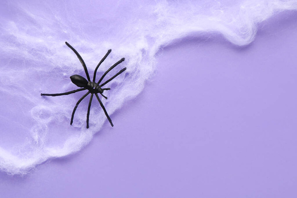 Spinnennetz mit Spinne für Halloween-Party auf fliederfarbenem Hintergrund - Foto, Bild