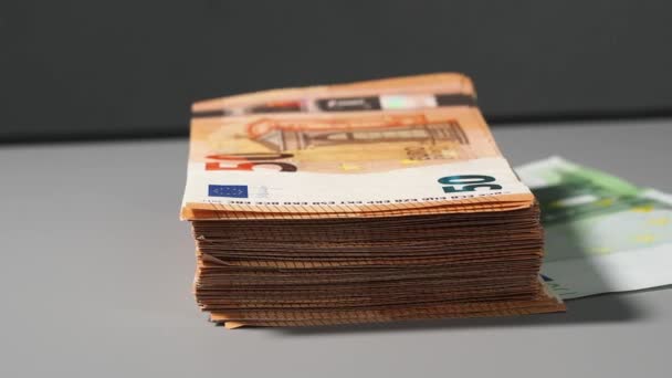 Hromada 50 eurobankovek, koncept spořitelen, bankovnictví, placení daní a peněžní oběh. Peníze Evropské unie. - Záběry, video