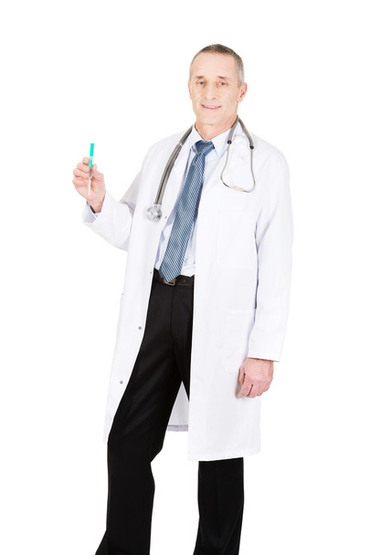 男性の医師が注射器を保持 - 写真・画像