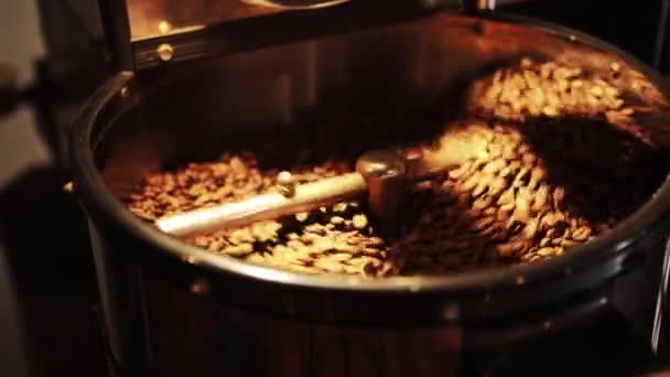 διαδικασία ψησίματος και ανάμειξης σπόρων καφέ - Πλάνα, βίντεο