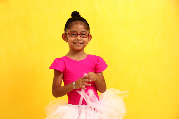 Morena latina de 4 años disfruta de sus disfraces de bailarina y está muy feliz de practicar ballet - Foto, Imagen