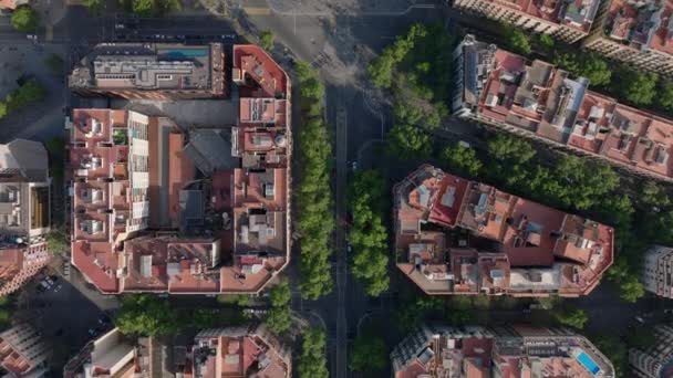 Şehir merkezindeki şehir gelişiminin altın saatinde kuş bakışı görüntüsü. Konut binalarının ve tarihi Ark de Triomf 'un üzerinden uç. Barselona, İspanya. - Video, Çekim