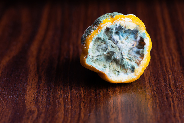 el limón en el molde sobre la mesa
 - Foto, Imagen