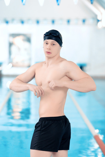 Young man in swimming pool - Foto, Imagem