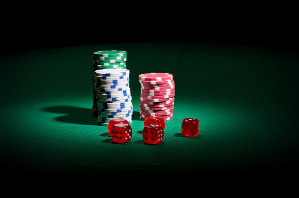 Gambling chips and dices - Φωτογραφία, εικόνα