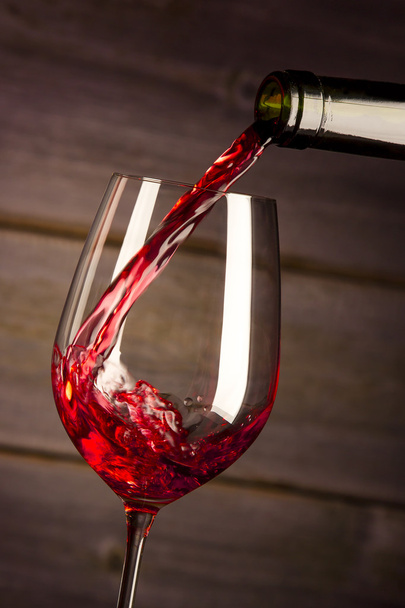 Бутылка, наполняющая бокал вина
 - Фото, изображение