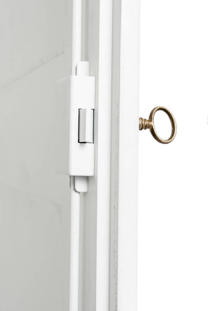 uma fechadura com uma trava na porta, uma fechadura de porta embutida no armário, um elemento de mobiliário de madeira - Foto, Imagem