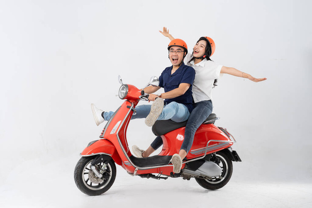 imagem de casal asiático equitação scooter no fundo branco - Foto, Imagem