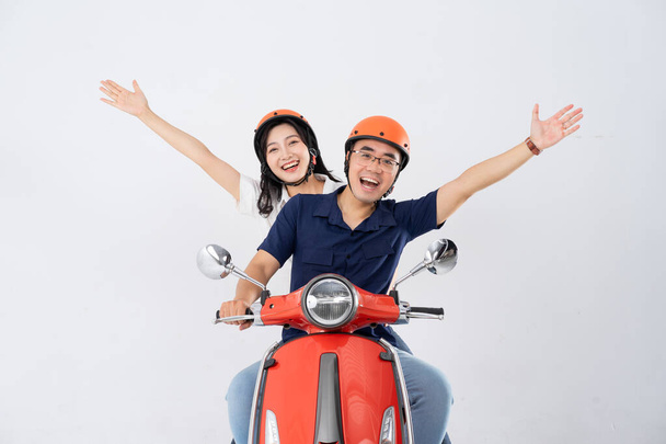 Um casal usando capacetes e andar de moto - Foto, Imagem