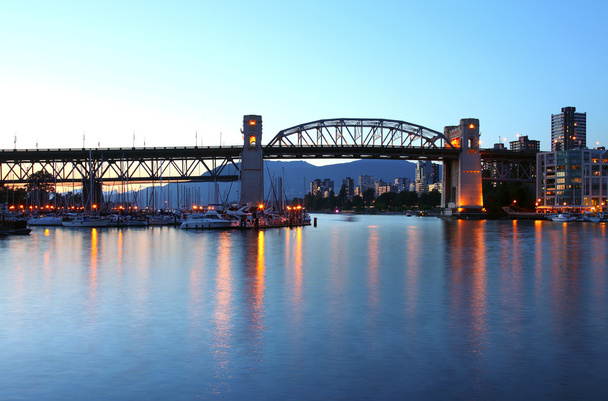 Burrard γέφυρα στο σούρουπο Βανκούβερ π.χ., τον Καναδά. - Φωτογραφία, εικόνα